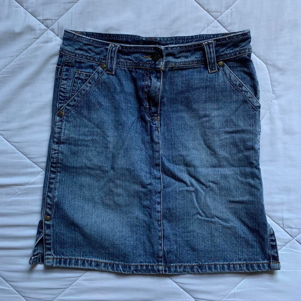 D. Jeans women's jean mini/mid-thigh skirt with side slits and pockets, size 3